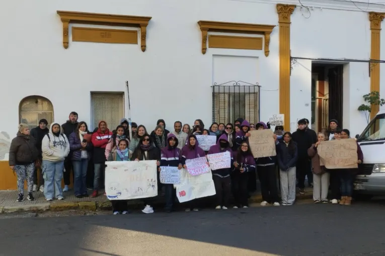 Se concretó el reclamo de familias de la Escuela Artigas frente a la Departamental