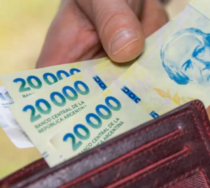 Se frenó el alza del crédito en pesos, pero crece en dólares