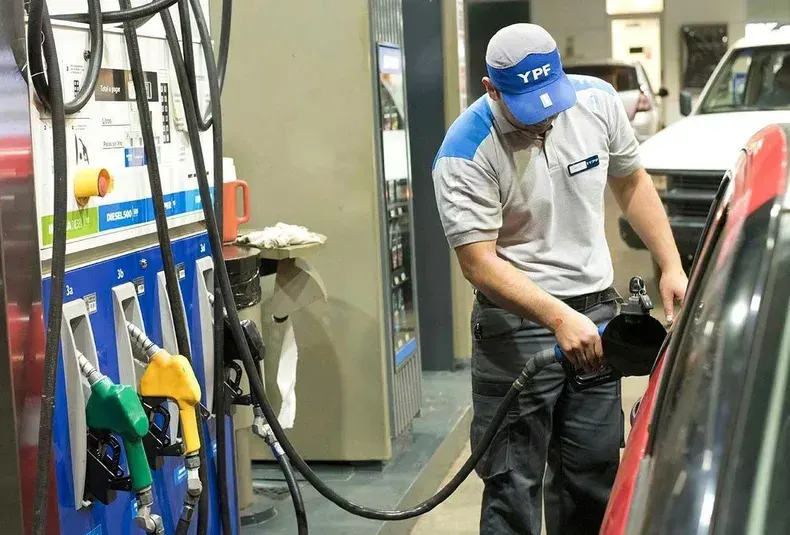 Se termina el congelamiento de combustibles: YPF define nuevos aumentos y estiman un atraso de más del 15%