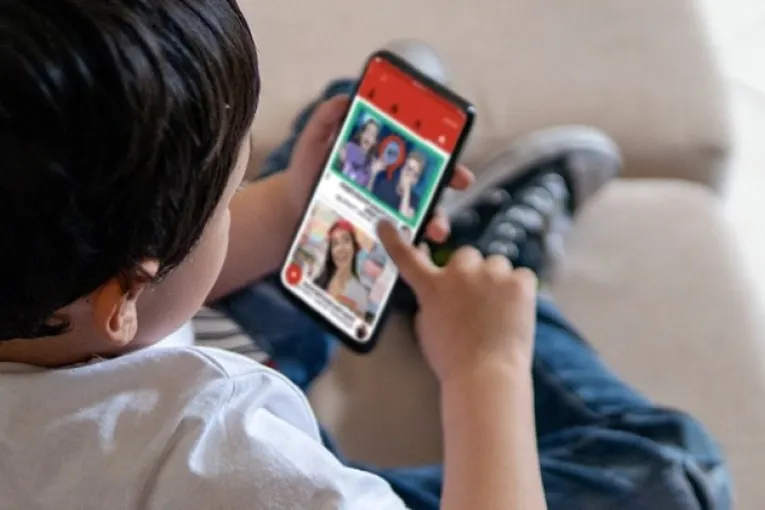 «Son niños que están muy solos y padres que no acompañan la crianza en la era digital», remarca la pediatra Pedrouzo