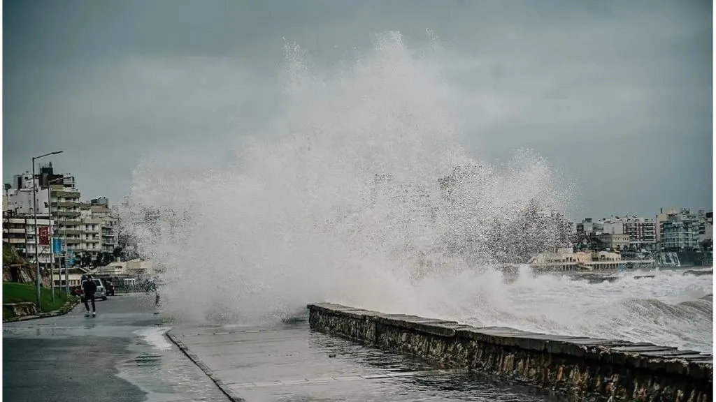 Temporal en Mar del Plata: grandes olas y destrozos en las playas del sur