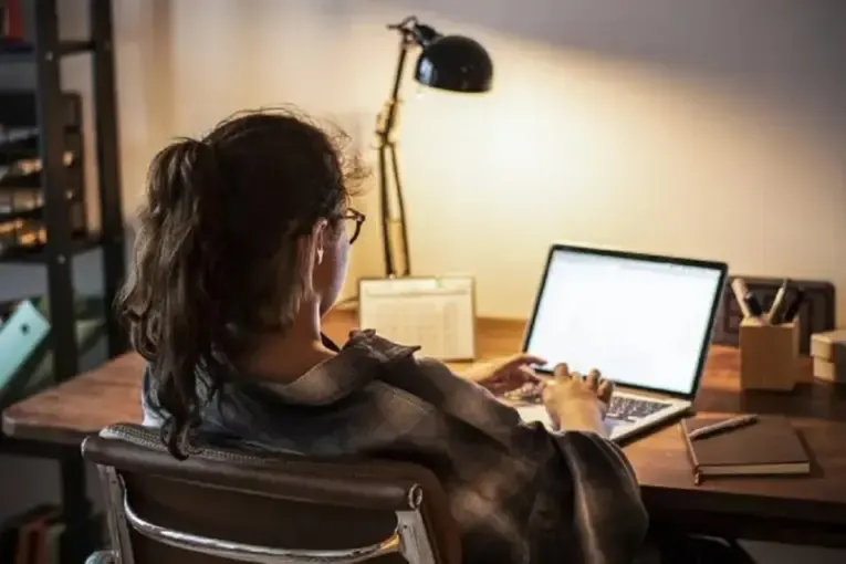 Trabajo remoto y sueldos: qué cambia tras la derogación de la ley de teletrabajo