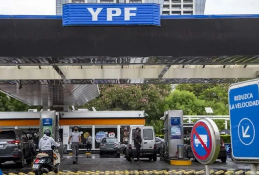 Tras el congelamiento de precios, YPF decide este lunes qué hará con los combustibles