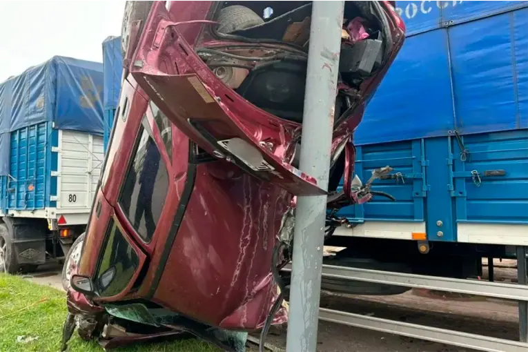Un auto quedó «parado» sobre un poste tras chocar con un camión en Santa Fe