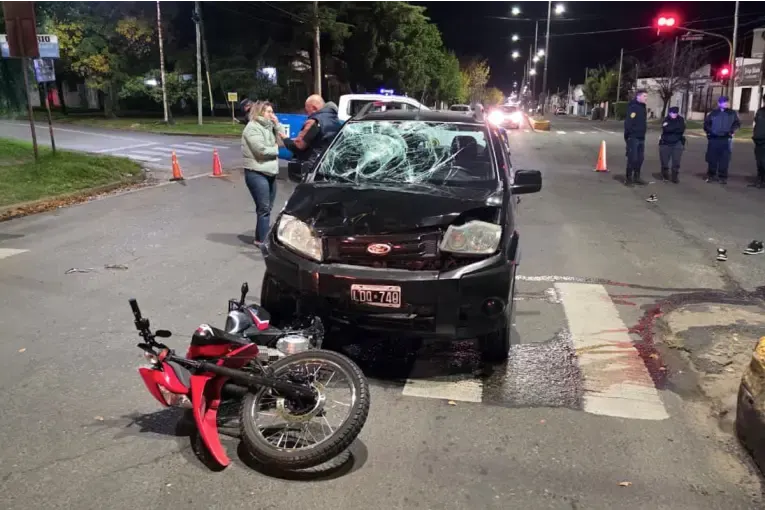 Un fuerte accidente entre una camioneta y una moto dejó a dos jóvenes hospitalizadas