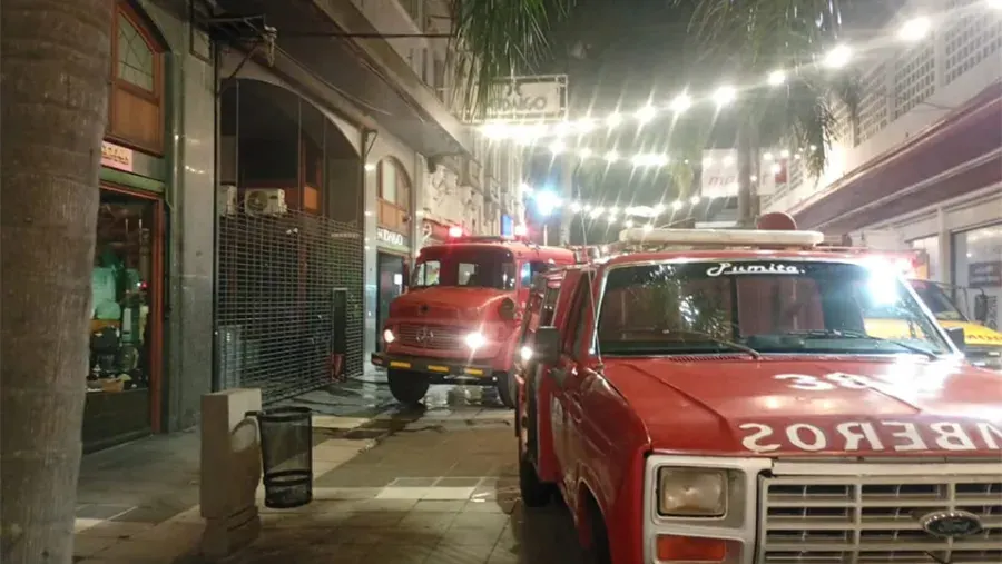 Un incendio en un comercio de la peatonal de Concordia fue sofocado por los Bomberos Zapadores y Voluntarios