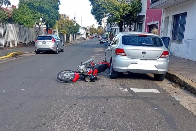 Un joven terminó hospitalizado por el choque entre un auto y una moto en zona céntrica