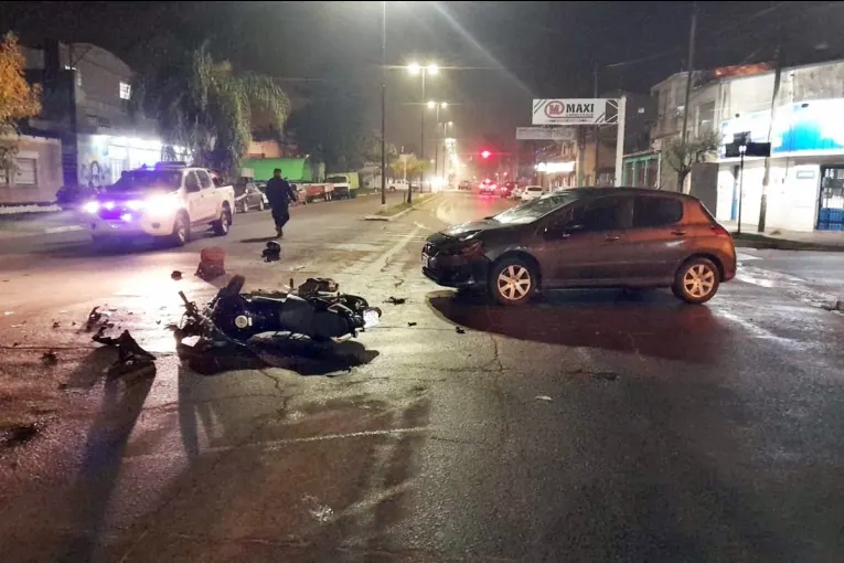 Un motociclista fue trasladado al hospital tras un choque en boulevard San Lorenzo