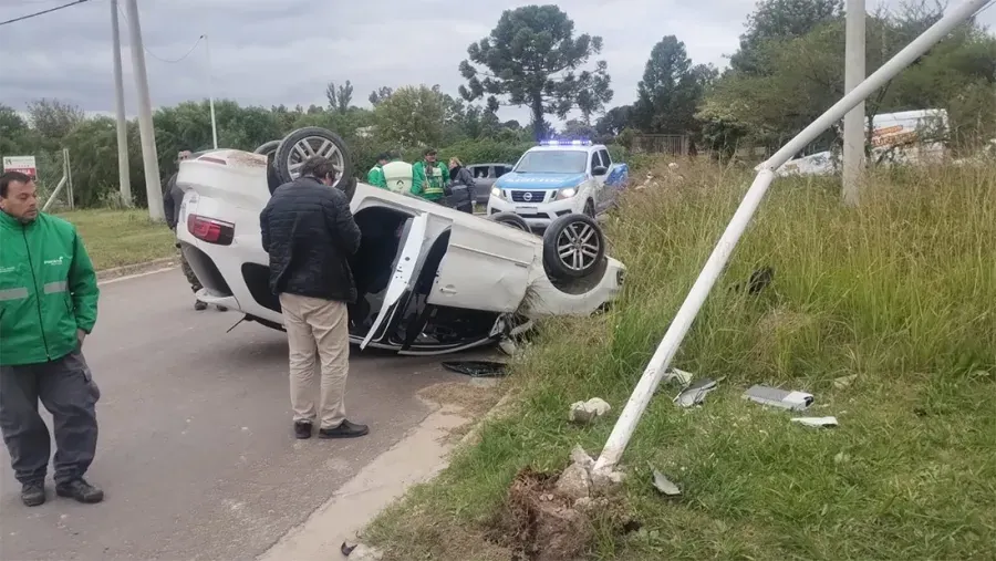 Un vehículo volcó en Paraná y de milagro sus dos ocupantes no sufrieron lesiones