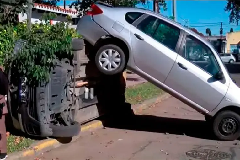 Una mujer de 91 años perdió el control y montó su auto sobre una camioneta