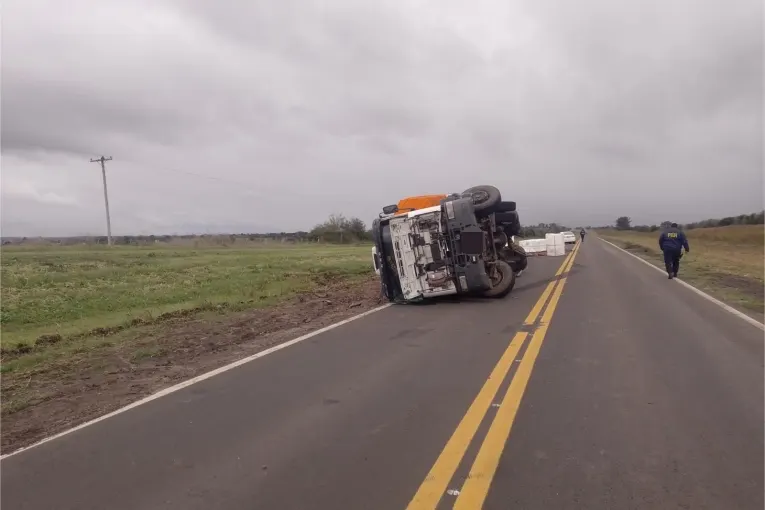 Volcó un camión sobre Ruta Provincial 20 y no hubo personas lesionadas