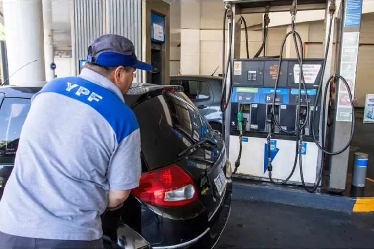 YPF define este lunes si habrá aumento de la nafta tras vencer el acuerdo de 45 días