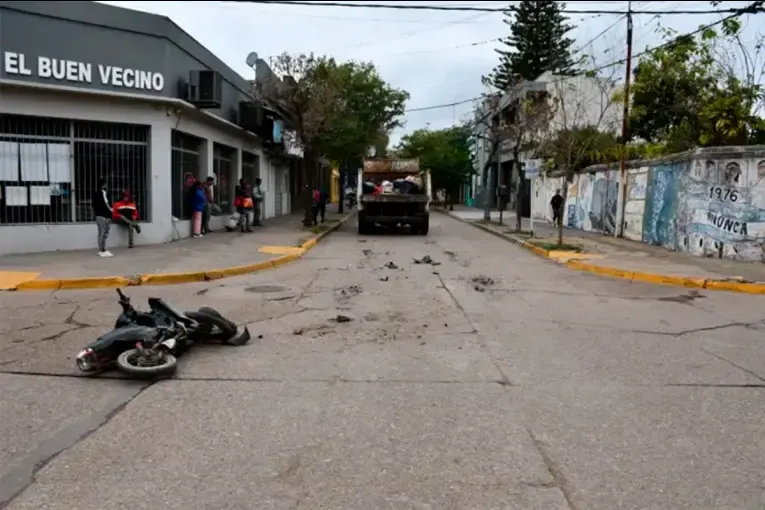 Adolescente falleció tras chocar en moto contra camión recolector: la joven acompañante permanece internada
