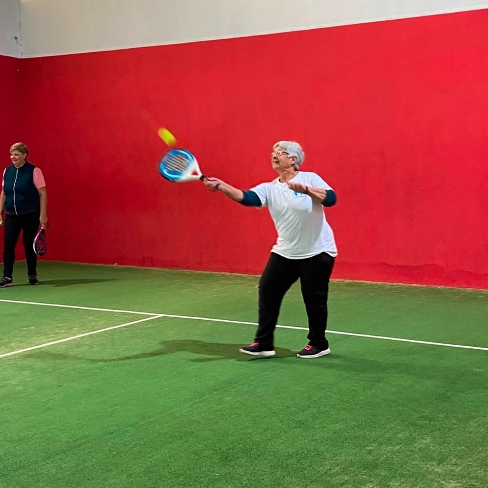Adultos mayores disfrutan del taller de pádel