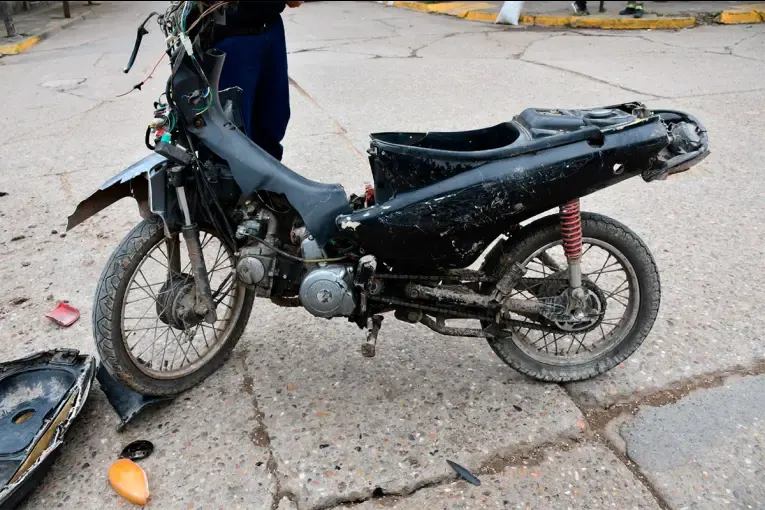 Choque en La Paz: no llevaban casco, la identidad del adolescente fallecido y la salud de la acompañante
