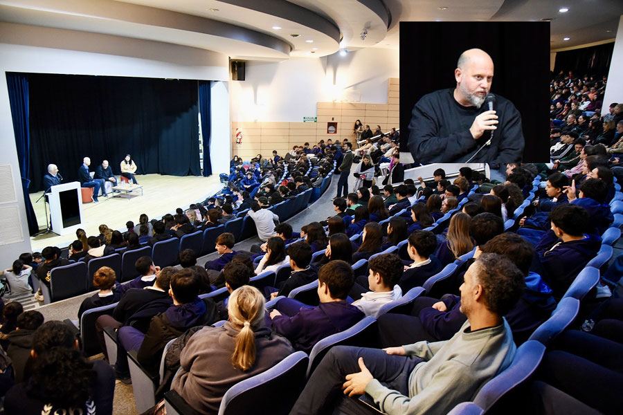 Estudiantes colmaron el auditorio en la charla de Cayetano sobre apuestas digitales