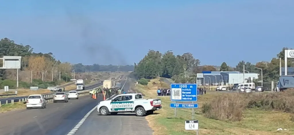 Gendarmería garantizó la circulación durante la protesta de trabajadores de Tres Arroyos sobre la Ruta Nacional 14