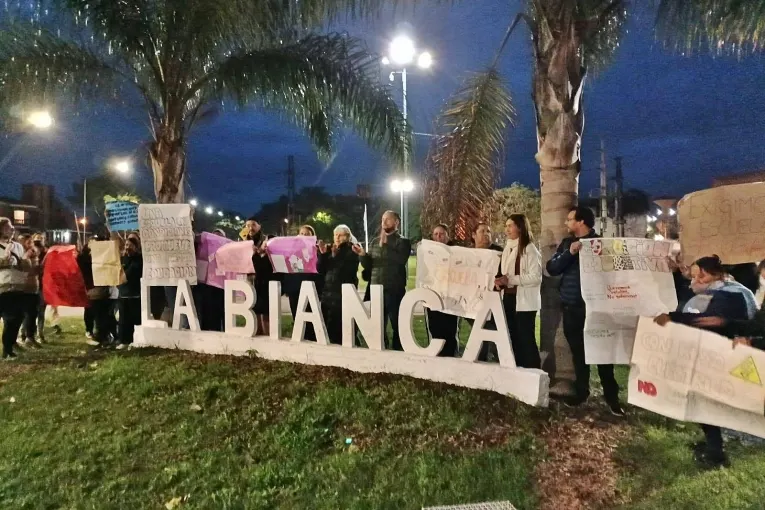Protesta y reclamos por el estado de una escuela en la entrada de La Bianca
