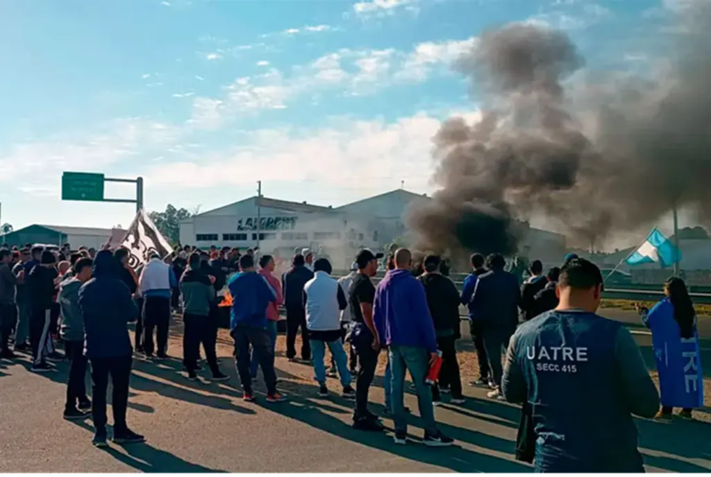 Trabajadores de Granja Tres Arroyos reclamaron en la Ruta 14