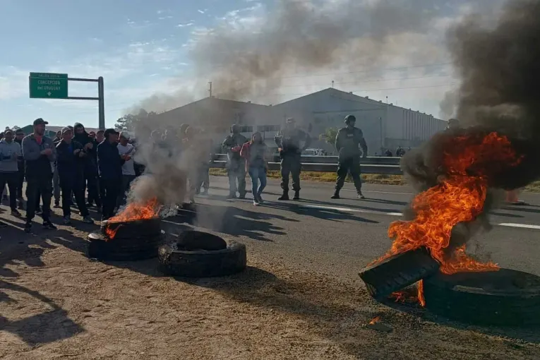 Trabajadores de la firma Granja Tres Arroyos llevaron su reclamo a la Autovía 14