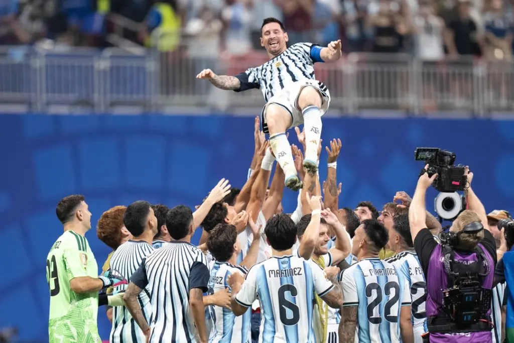 Argentina con Messi y el amor propio de los jugadores clasificó a cuartos