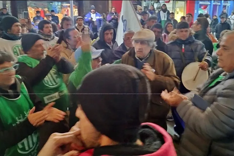 ATE llevó la protesta por las cesantías municipales a la gala del Teatro Odeón
