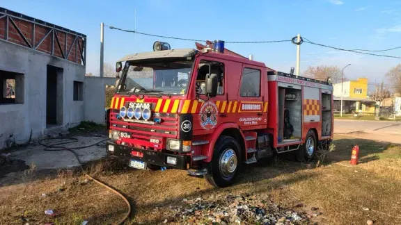 Bomberos controlaron un incendio en un galpón en construcción