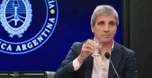 Caputo quiere blanquear US$170.000 millones que duermen fuera del banco