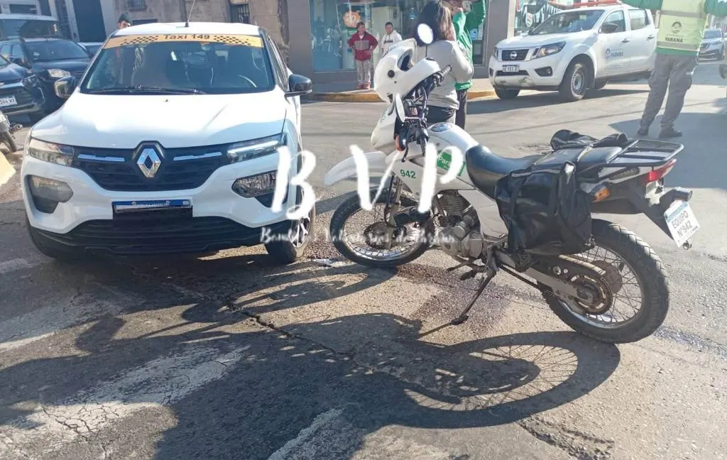 Chocaron a un inspector de Tránsito que circulaba en moto en Paraná