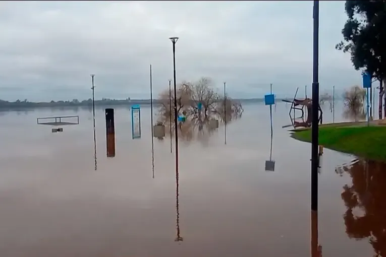 Creciente del río Uruguay: preocupación por el impacto en la costanera y alerta por lluvias en la cuenca
