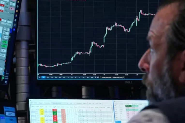 Cuando los números mejoran, pero la vida no: la diferencia entre macro y micro