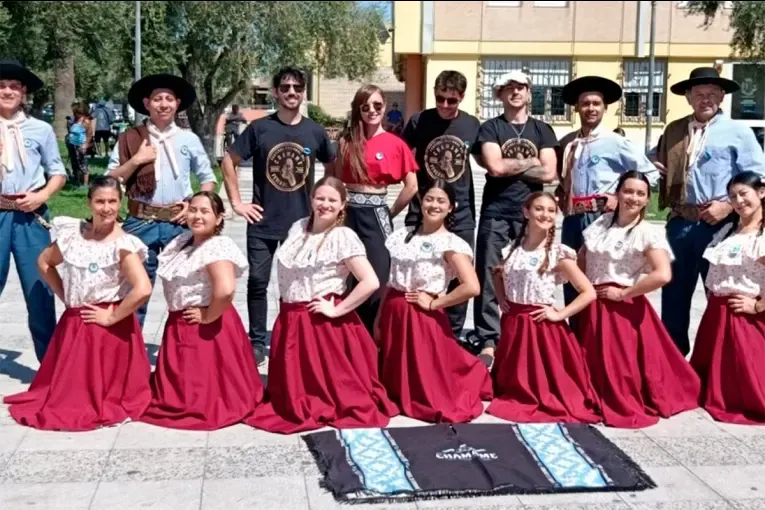 De gira por Europa, el ballet entrerriano Pago Montielero representa a Argentina con el folklore litoraleño