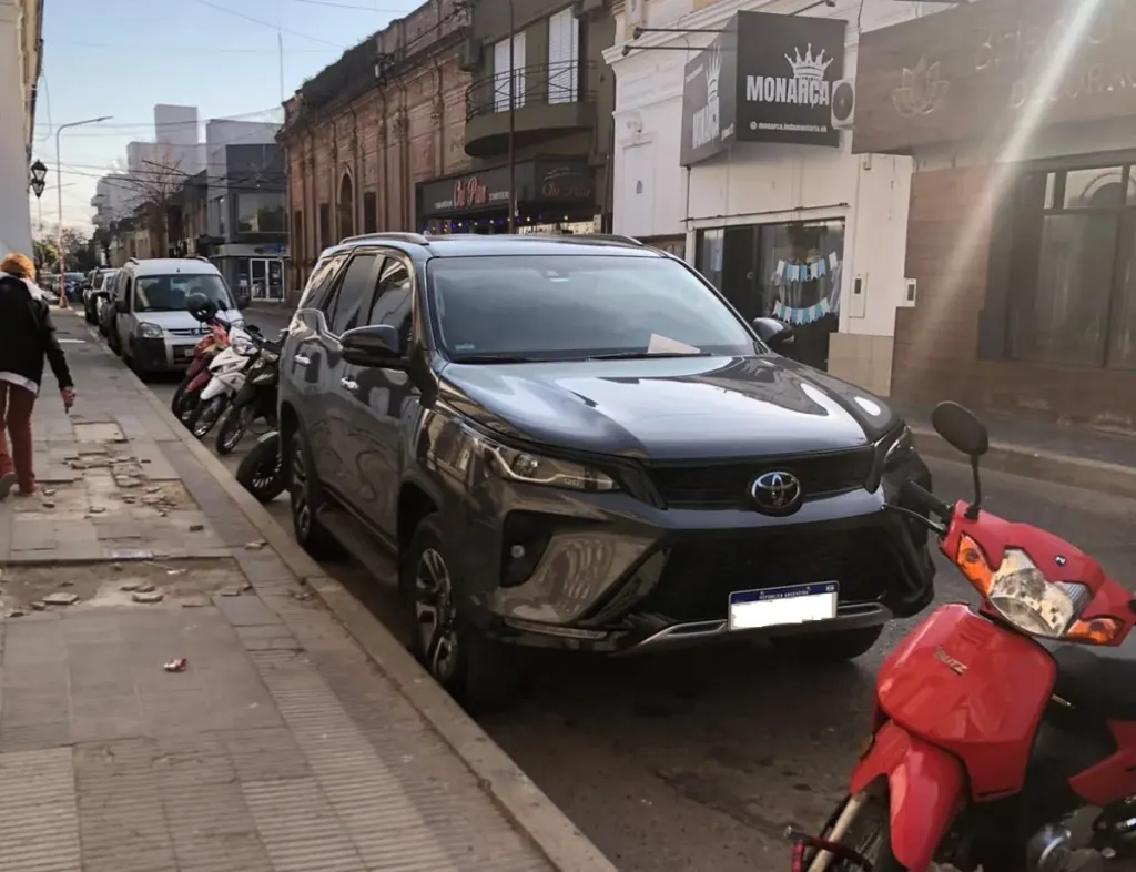 Denuncian que automovilistas ocupan espacios exclusivos para motos en el centro