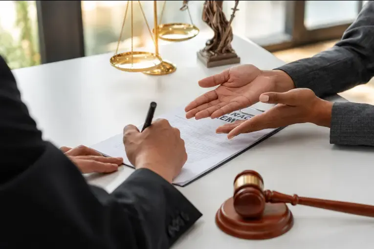 Detuvieron a una exempleada judicial acusada de engañar a 17 personas con falsas promesas laborales