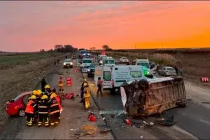 Dos muertos y una joven grave tras choque entre un auto y un minibús con chicos