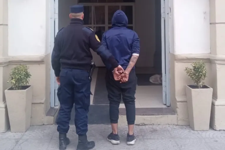Dos sujetos agredieron y asaltaron a un hombre en la calle. Uno fue detenido