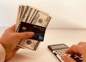 El BCRA habilitó el pago de sueldos en dólares en el sector privado