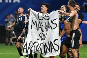 El bicampeonato y la bandera de Malvinas que encendió la campaña antiargentina