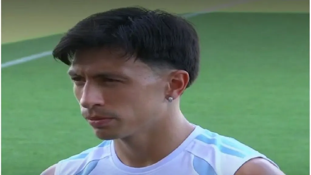 El entrerriano Lisandro Martínez dejó en claro que «representan a los argentinos»