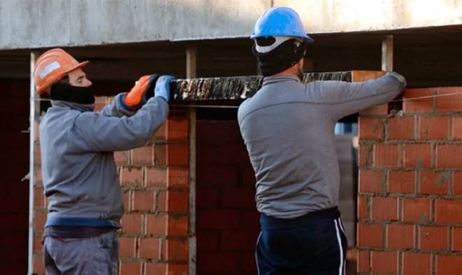 El mercado de trabajo profundizó su deterioro en los últimos dos años, según la uca
