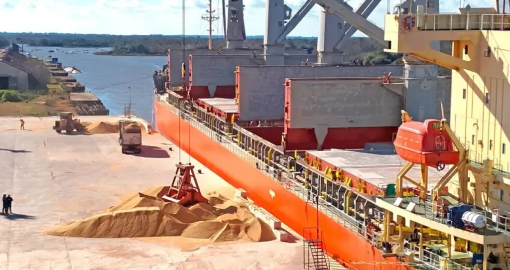 El Puerto de Concepción del Uruguay concretó la primera exportación argentina de harina de soja no transgénica a Dinamarca