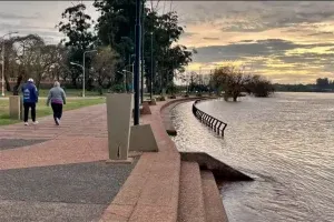 El río Uruguay cubre las playas de Concordia y apunta a los 9 metros