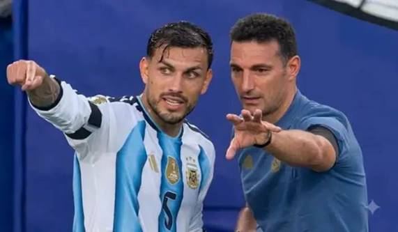 “el técnico adentro de la cancha”: La imagen viral de leandro paredes y lionel Scaloni que revolucionó las redes