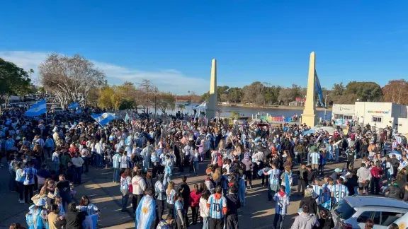 En Costanera, una multitud celeste y blanca celebró el pase de Argentina a cuartos