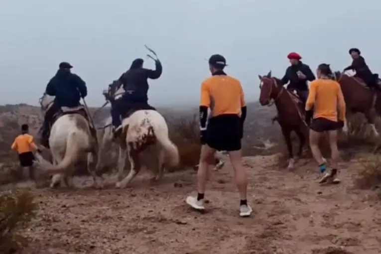 Escándalo en una carrera de montaña en Río Negro: jinetes atacaron a corredores con piedras y fustas