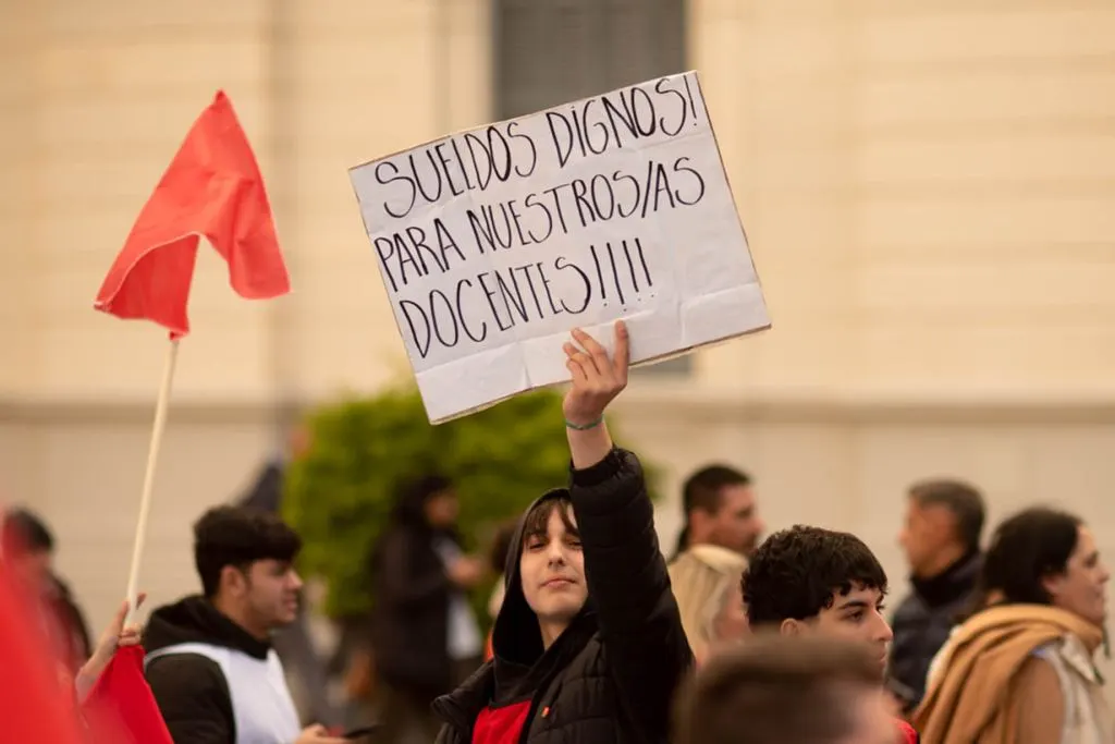Especialista dice que el aumento ofrecido a docentes contiene montos en negro y destruye el 82% de jubilados