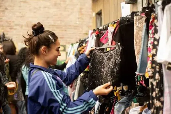 Feria “Mundialista” de Cáritas San Juan Bautista: ropa, calzado y artículos del hogar con una propuesta solidaria
