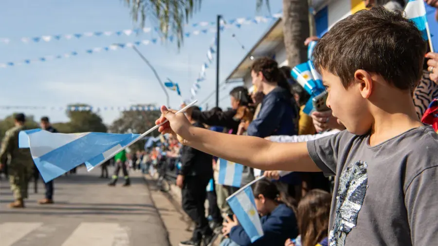 Fervor cívico: cientos de vecinos participaron de la celebración por el Día de la Independencia en Paraná