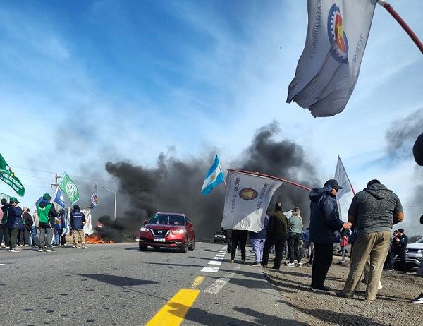 GUALEGUAYCHÚ: protesta en la Autovía 14 por los despidos en Pyam y Unionbat