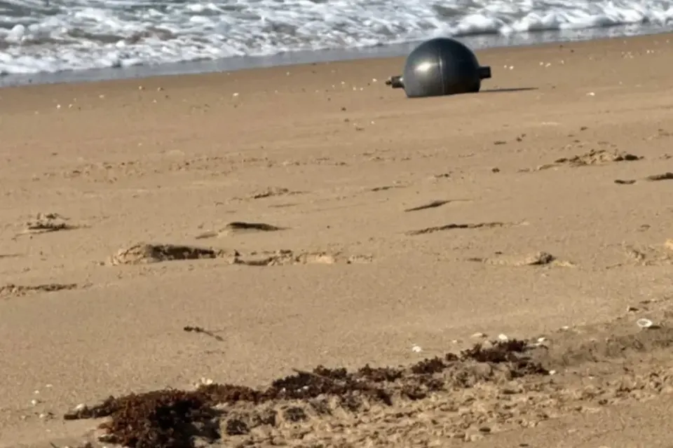 Hallan misteriosas esferas metálicas en una playa de Australia